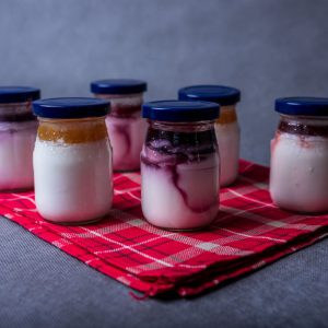 Yogur de leche cabra con fruta o algarrobo